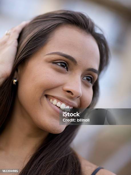 Attraktive Lächelnde Hispanic Frau Stockfoto und mehr Bilder von Eine Frau allein - Eine Frau allein, Frauen, 20-24 Jahre