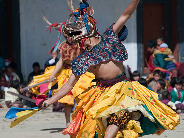 dançarina em trajes típicos tradicionais do butão festival - buddhist festival - fotografias e filmes do acervo