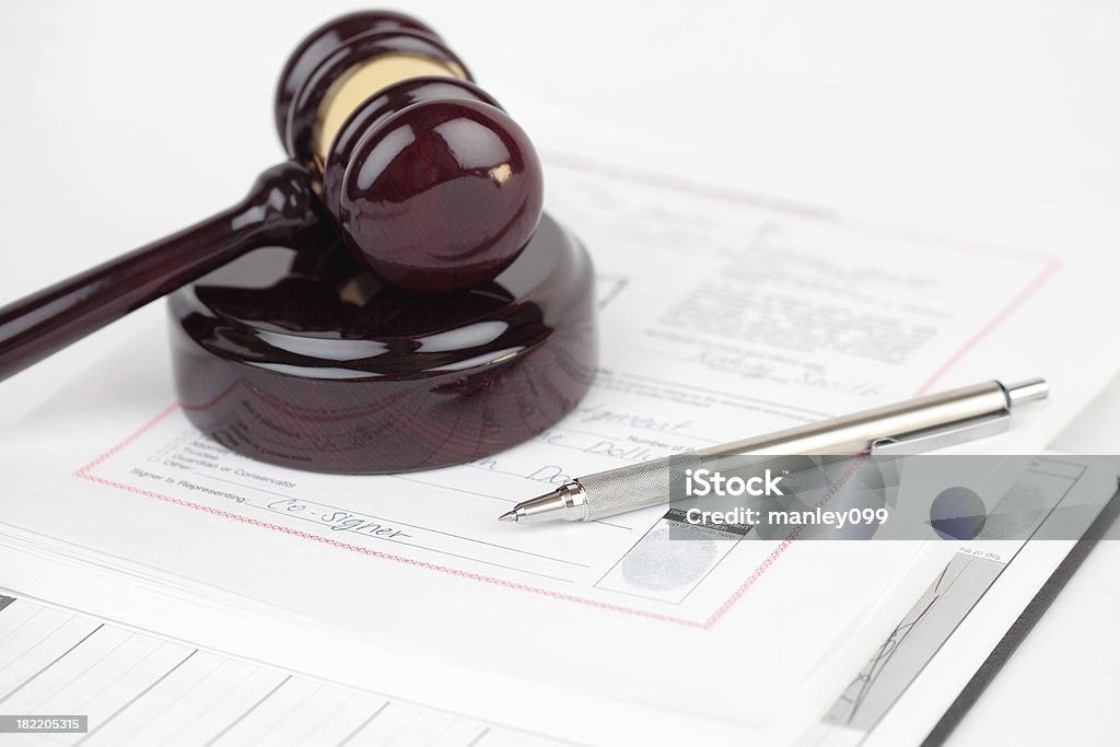 Marteau de juge avec des documents et stylo - Photo de Affaires libre de droits