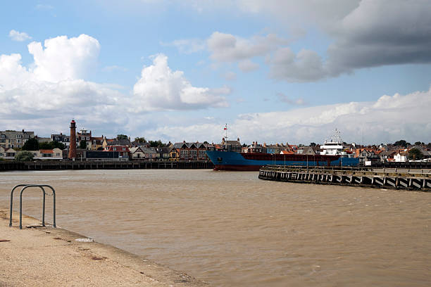 navio mercante deixando o rio yare em gorleston - great yarmouth england norfolk river imagens e fotografias de stock