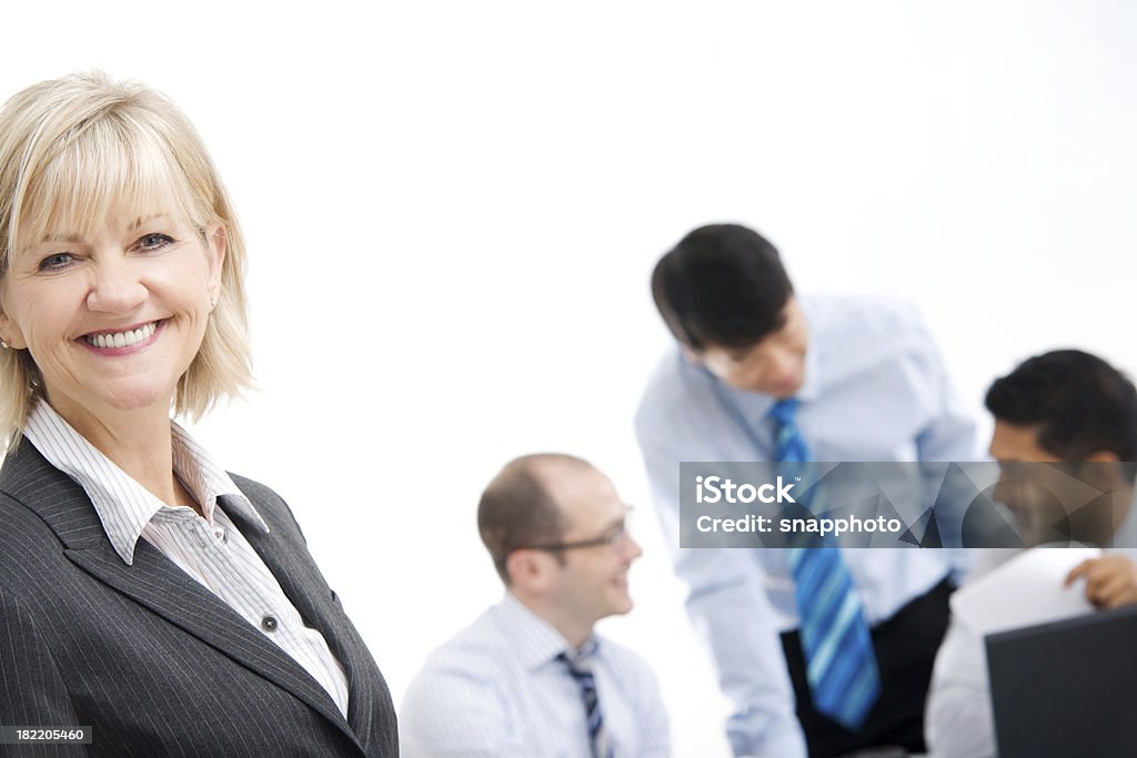 Уверенно бизнес женщина с командой в фоновом режиме - Стоковые фото 25-29 лет роялти-фри