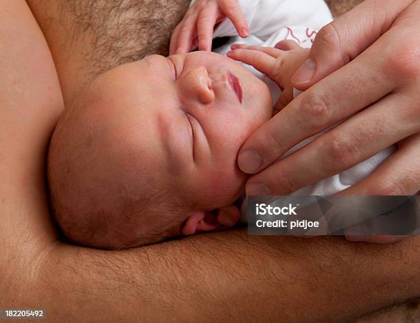 寝室の赤ちゃんに男性の腕 - 1歳未満のストックフォトや画像を多数ご用意 - 1歳未満, 2人, カラー画像