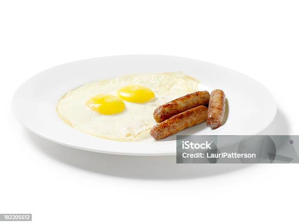 Huevos Fritos Con Desayuno Salchichas Foto de stock y más banco de imágenes de Alimento - Alimento, Alimentos cocinados, Blanco - Color