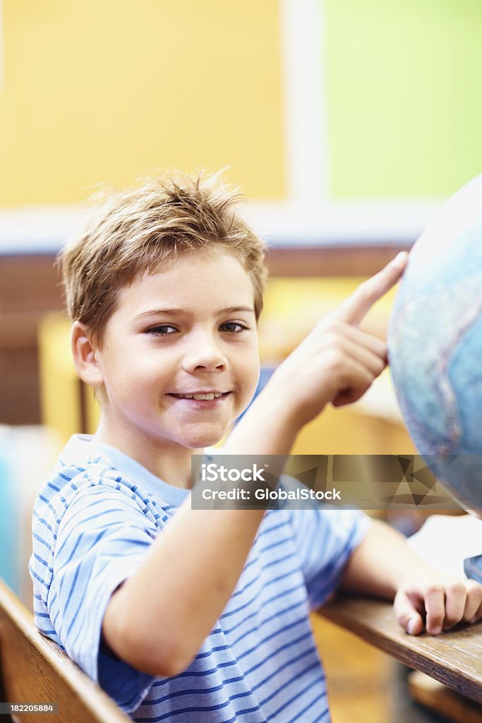 Happy little boy with el dedo en un mundo - Foto de stock de 8-9 años libre de derechos