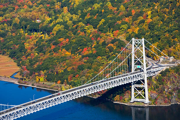 bear mountain puente sobre río hudson en otoño - bear mountain bridge fotografías e imágenes de stock