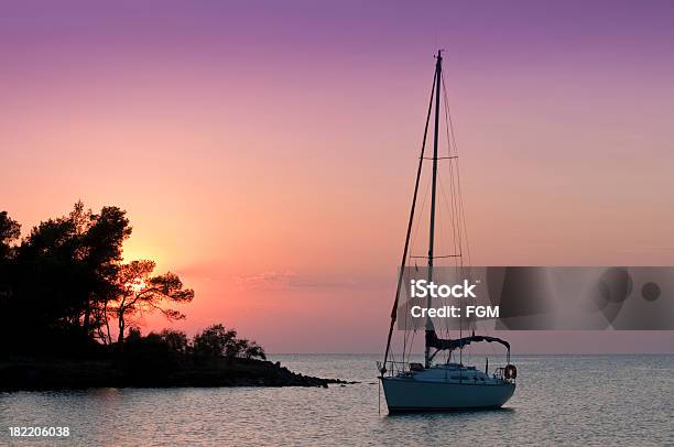 Tramonto Di Anchorage - Fotografie stock e altre immagini di Ambientazione tranquilla - Ambientazione tranquilla, Ancorato, Andare in barca a vela