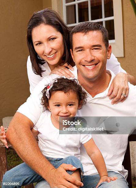 Ispanica Famiglia Sorridente - Fotografie stock e altre immagini di Etnia latino-americana - Etnia latino-americana, Famiglia, Abbigliamento casual