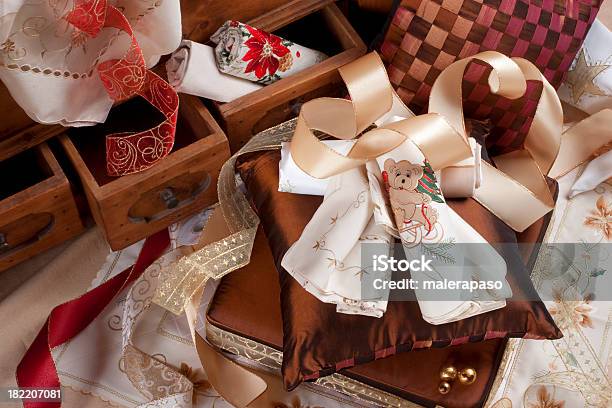 Foto de Decoração De Natal e mais fotos de stock de Corrente de papel - Corrente de papel, Material Têxtil, Almofada