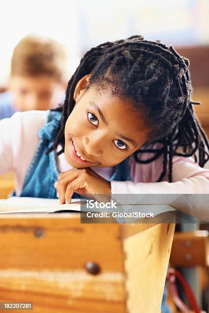 Photo libre de droit de Fillette Heureuse Souriant Pendant Un Cours À Lécole banque d'images et plus d'images libres de droit de D'origine africaine