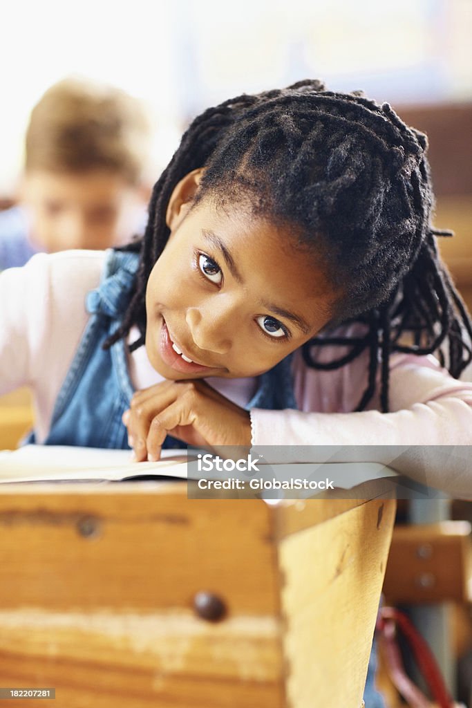 Rapariga feliz e sorridente durante uma aula na escola - Royalty-free Criança Foto de stock