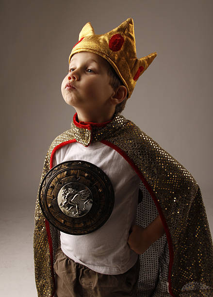 mały king - child playing dressing up imagination zdjęcia i obrazy z banku zdjęć