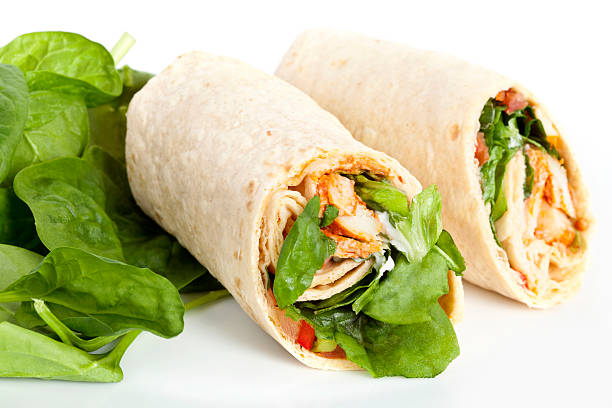 salade au poulet sandwich wrap - side salad tomato spinach lettuce photos et images de collection