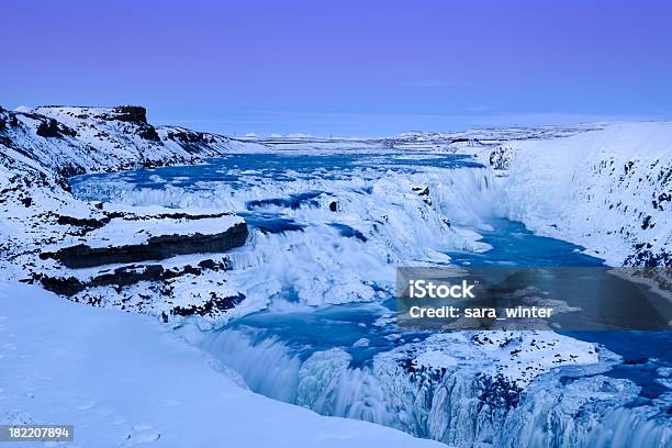 Congelato Cascate Gullfoss In Islanda In Inverno Al Tramonto - Fotografie stock e altre immagini di Cascate Gullfoss