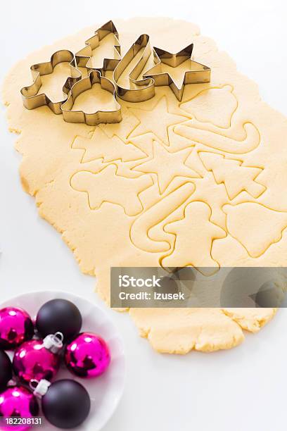 Taglio Out Di Natale Biscotti - Fotografie stock e altre immagini di A forma di stella - A forma di stella, Biscotto secco, Cibi e bevande