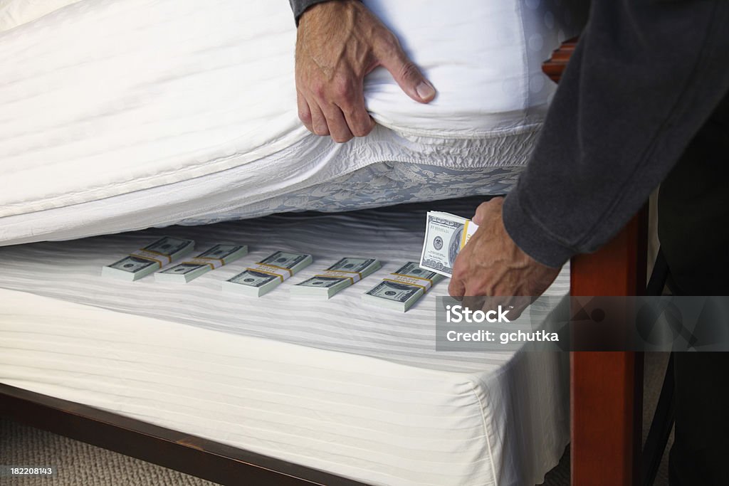 Verstecken Geld unter der Matratze - Lizenzfrei Währung Stock-Foto