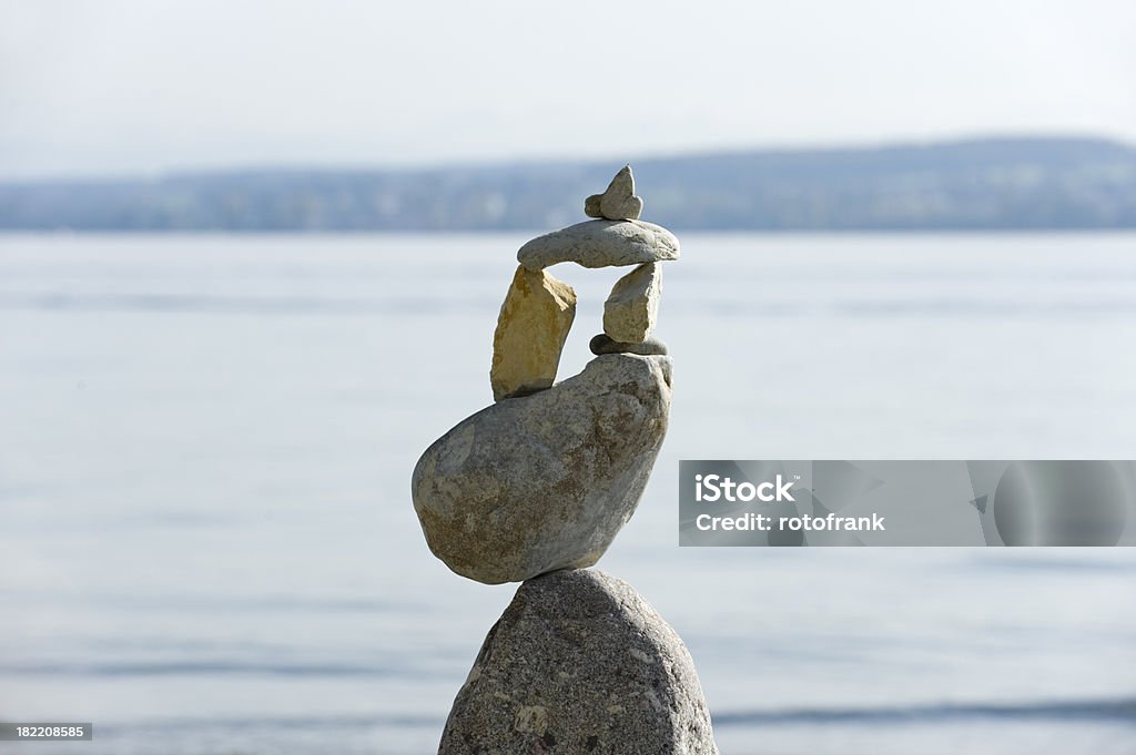 Zrównoważone kamieni cairn - Zbiór zdjęć royalty-free (Jezioro Bodeńskie)
