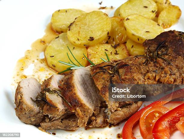 Lomo De Cerdo Asado Foto de stock y más banco de imágenes de Alimento - Alimento, Alimentos cocinados, Asado - Alimento cocinado