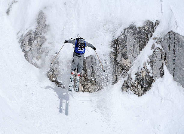 フリーライドスキーに対応 - powder snow skiing agility jumping ストックフォトと画像