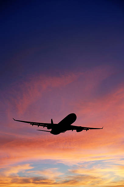 xxxl jet aereo decollare al tramonto - airplane taking off sky commercial airplane foto e immagini stock
