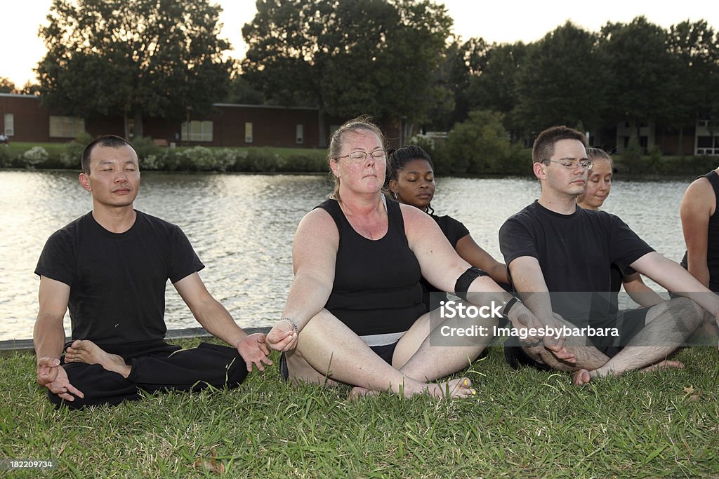 Йога класс - Стоковые фото Азиатского и индийского происхождения роялти-фри