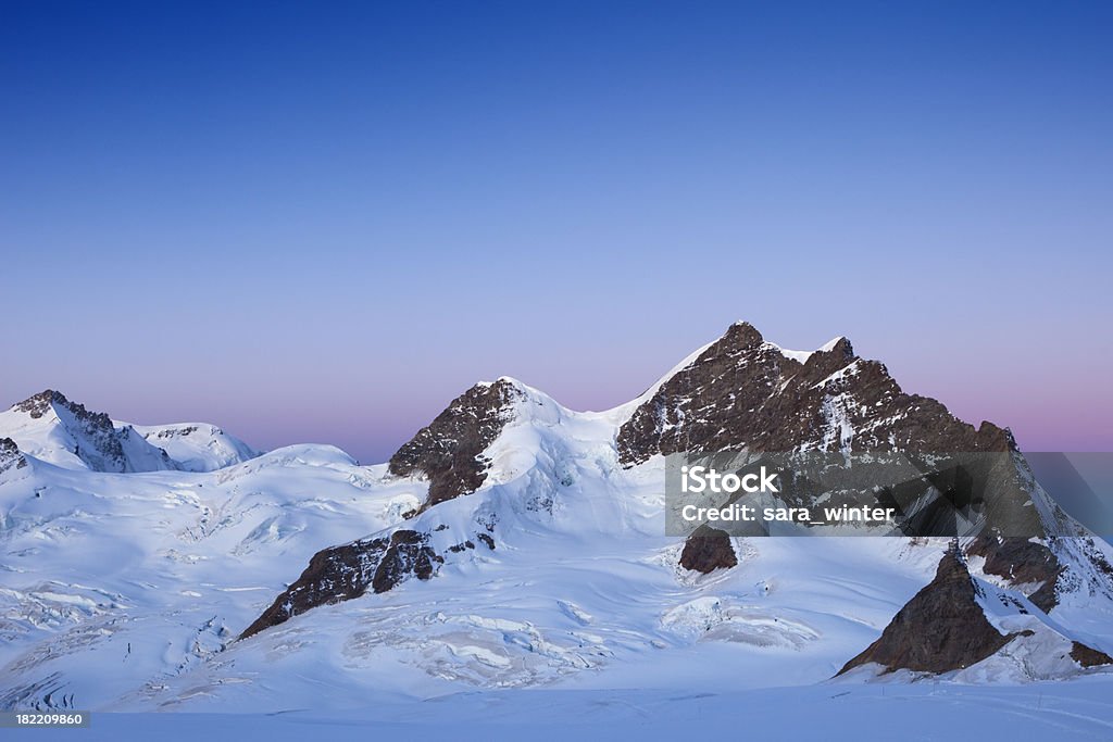 Picco di montagna in alba di Jungfraujoch in Svizzera - Foto stock royalty-free di Jungfraujoch