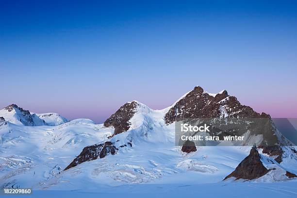 Górskie Szczyty W Dawn Z Jungfraujoch W Szwajcarii - zdjęcia stockowe i więcej obrazów Jungfraujoch - Jungfraujoch, Góra Monch, Szczyt górski