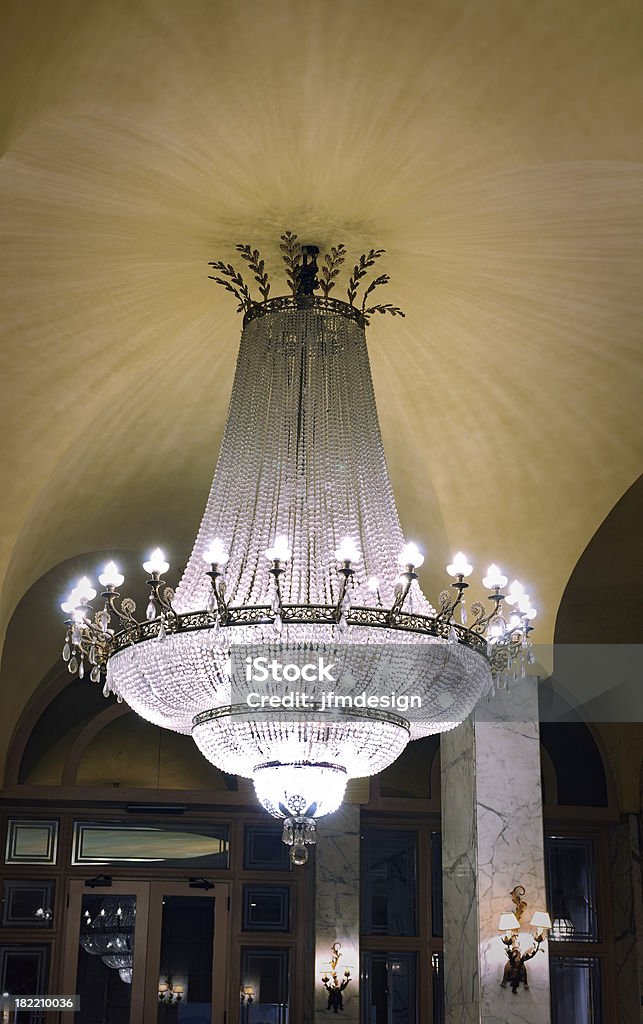 Grandes cristais antigo Candelabro luz no lobby - Royalty-free Candelabro Foto de stock