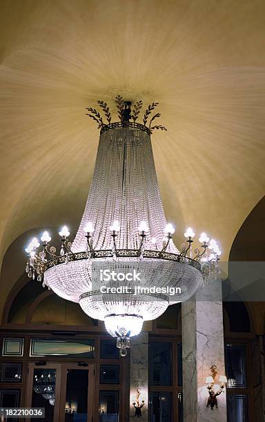 Grandes Cristais Antigo Candelabro Luz No Lobby - Fotografias de stock e mais imagens de Candelabro - Candelabro, Cristal, Antiguidade