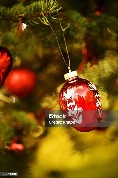 Photo libre de droit de Christmas Bauble Gros Plan Darbre Accrocher banque d'images et plus d'images libres de droit de Arbre - Arbre, Boule de Noël, Branche - Partie d'une plante