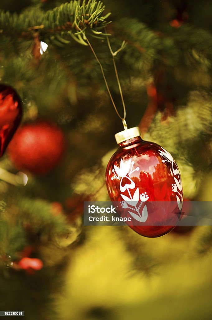 Natal com bauble close-up, pendurado em árvore - Foto de stock de Bola de Árvore de Natal royalty-free