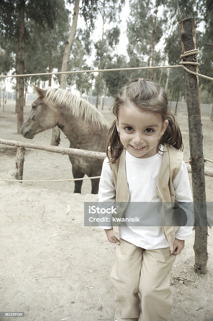Petite fille et poney - Photo de 4-5 ans libre de droits