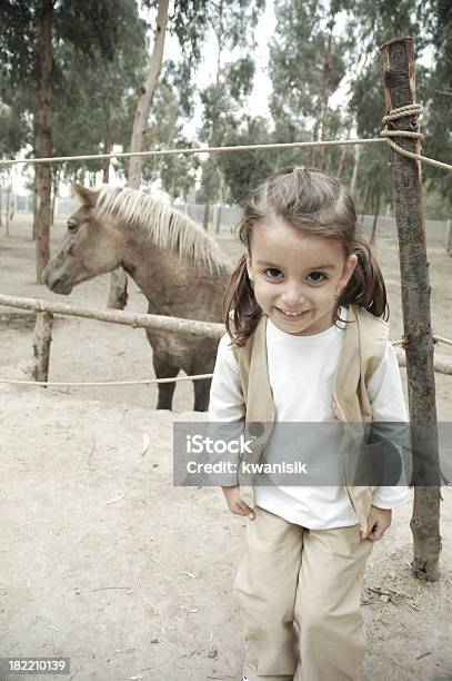 Маленькая Девочка И Пони — стоковые фотографии и другие картинки 4-5 лет - 4-5 лет, Вертикальный, Выражение лица