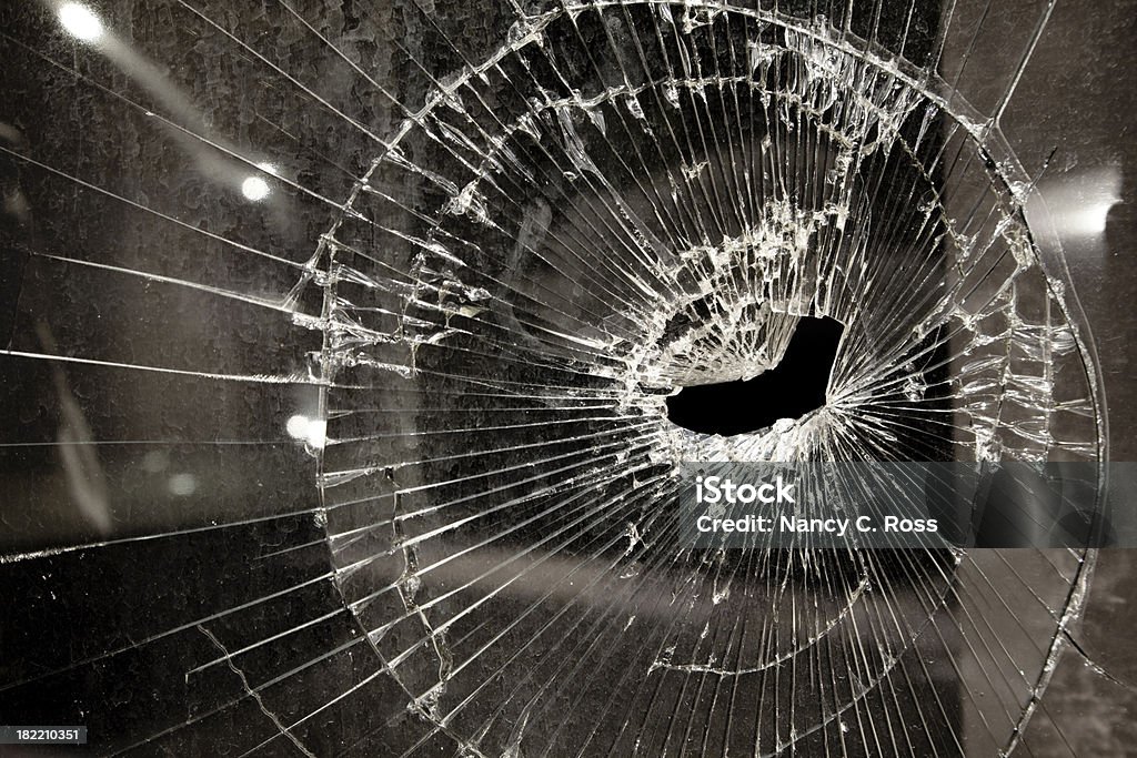 Janela de vidro quebrado abandonado negócios em Bad Econômico - Foto de stock de Loja royalty-free