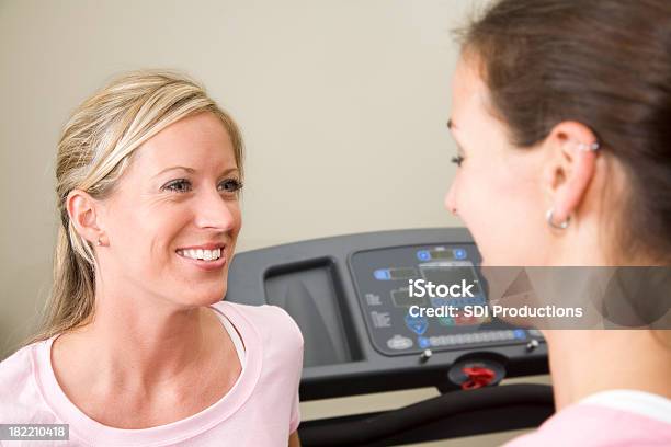 Rubia Mujer Hablando Con Un Amigo En El Gimnasio Foto de stock y más banco de imágenes de Actividades recreativas - Actividades recreativas, Actividades y técnicas de relajación, Adulto