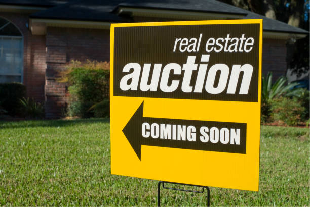 Real Estate Auction Sign Real Estate Auction sign in a front yard yard sign stock pictures, royalty-free photos & images