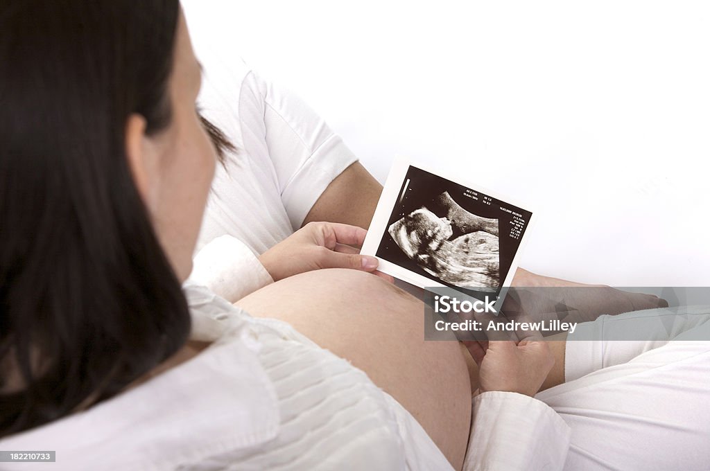 Heureuse femme enceinte tenant Échographie imprimé - Photo de Abdomen libre de droits