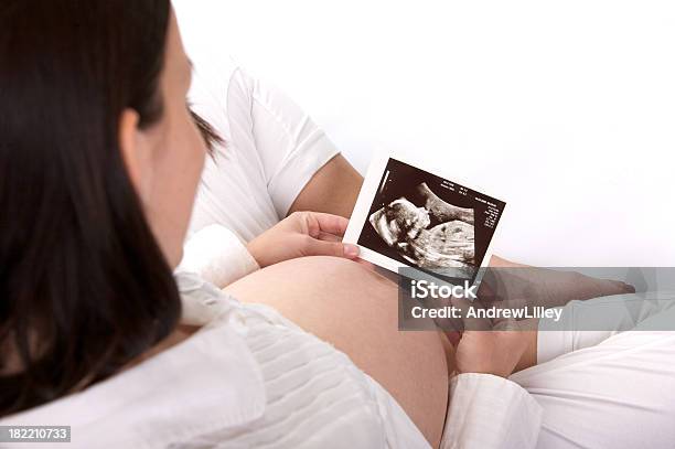 Photo libre de droit de Heureuse Femme Enceinte Tenant Échographie Imprimé banque d'images et plus d'images libres de droit de Abdomen - Abdomen, Adulte, Amour