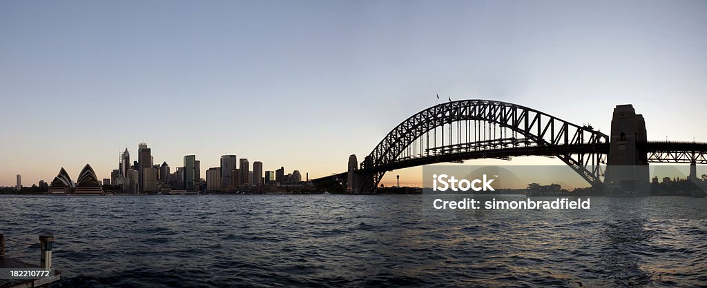 Sydney Harbour-Brücke in der Abenddämmerung - Lizenzfrei Abenddämmerung Stock-Foto