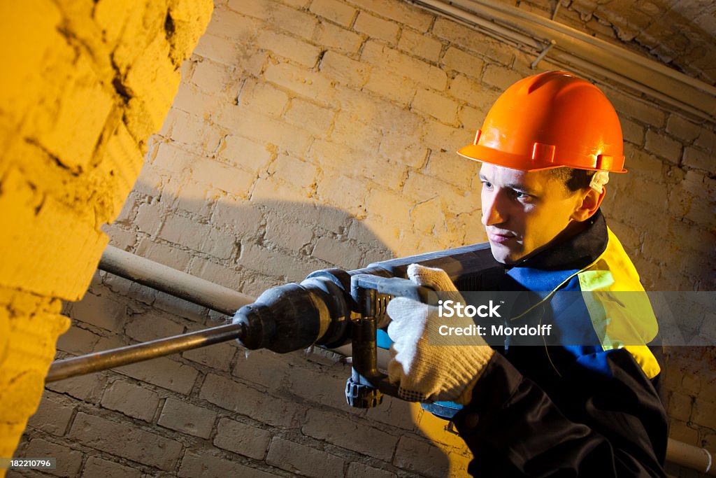 建設作業員保留 perforator と掘削のレンガの壁 - 1人のロイヤリティフリーストックフォト