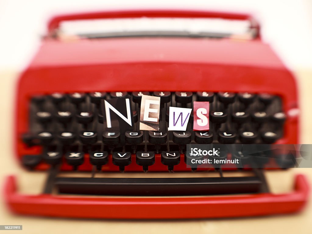 Пишущая машинка и новости - Стоковые фото Алфавит роялти-фри