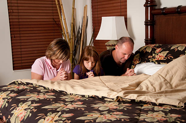 istock Praying with Mommy and Daddy 182211916