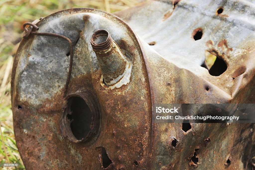 Agujero de bala oxidadas puede - Foto de stock de Abandonado libre de derechos