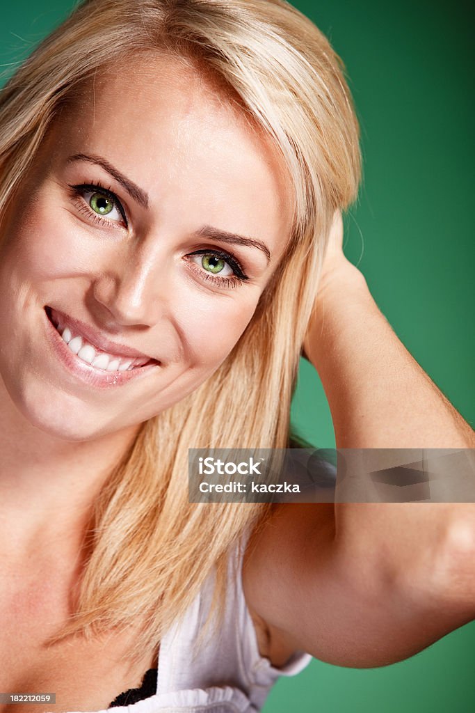 Bella ragazza su sfondo verde e blu - Foto stock royalty-free di 20-24 anni