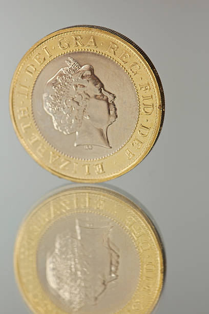 отражение монета 2 фунта - two pound coin стоковые фото и изображения