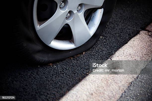 평편 차량 타이어 바람 빠진 타이어에 대한 스톡 사진 및 기타 이미지 - 바람 빠진 타이어, 타이어, 차