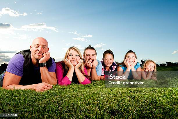 Grande Família Jovem Feliz - Fotografias de stock e mais imagens de 4-5 Anos - 4-5 Anos, Adolescente, Adulto