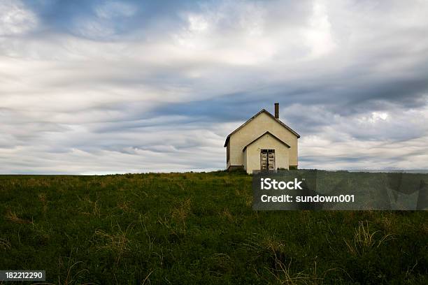 Kleine Schulhaus In Der Prairie Stockfoto und mehr Bilder von Abwesenheit - Abwesenheit, Alt, Außenaufnahme von Gebäuden