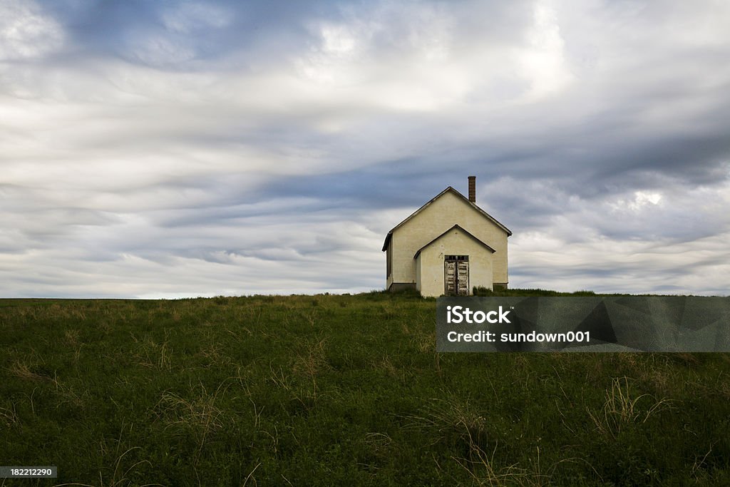 Маленький Здание сельской школы on the Prairie - Стоковые фото Альберта роялти-фри