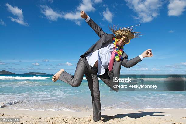 Happy Businessman Dancing Loco Turístico En La Playa Foto de stock y más banco de imágenes de Excéntrico