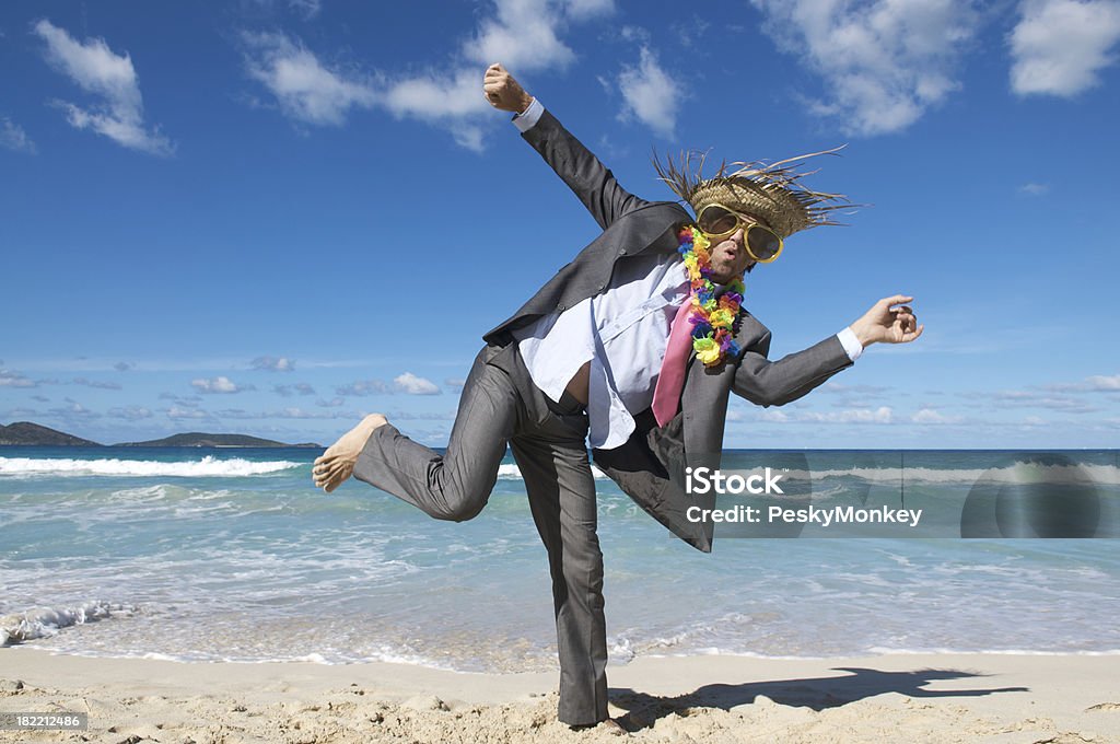 Счастливый Турист бизнесмен танцы Crazy на пляже - Стоковые фото Эксцентричный роялти-фри